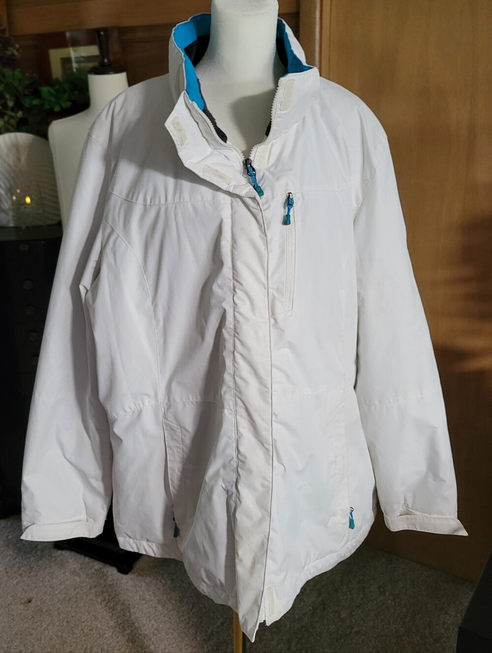 ZeroXposur White Ski Jacket with Aqua Trim